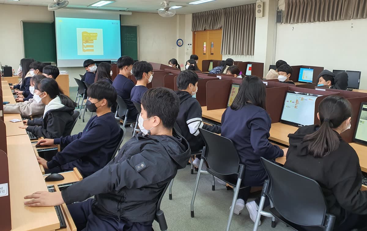 스크래치 게임 제작 수업 장면